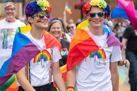 Bei der CSD Demo in Berlin gehen Menschen für die Rechte von Schwulen, Lesben, Transsexuellen, Transgendern, Intersexuellen und Bisexuellen auf die Straße.